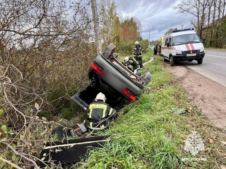 Спасатели ликвидировали последствия ДТП в Тверской области, где водитель врезался в столб