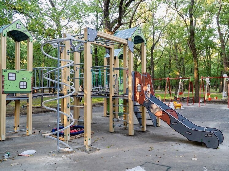 В Мелитополе продолжается установка детских площадок в парке Горького