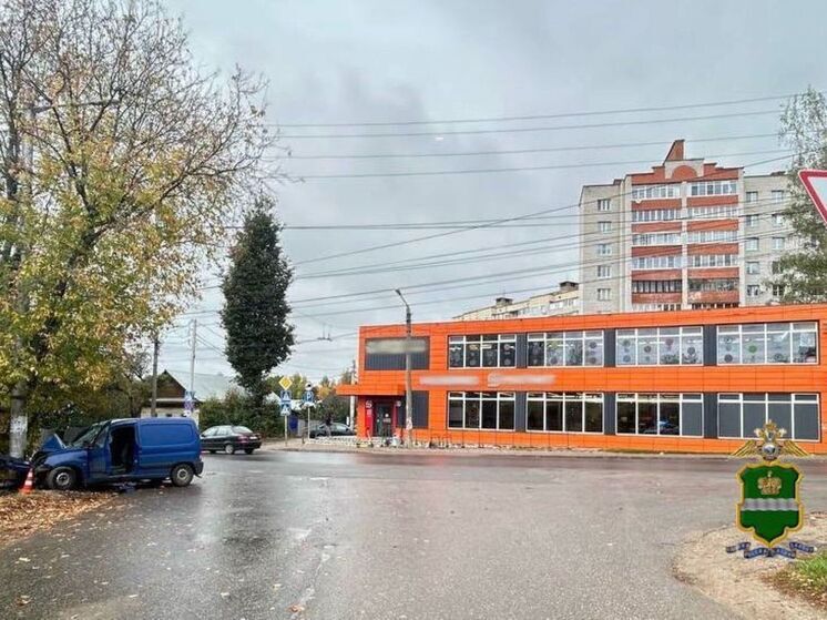 Двое госпитализированы после ДТП на Азаровской в Калуге