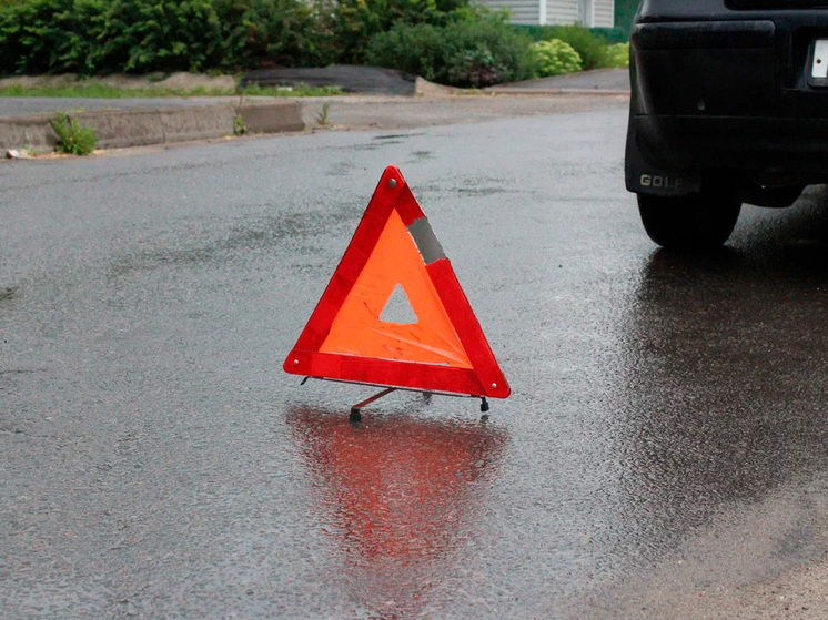 В Липецком районе грузовик сбил стоящий автомобиль