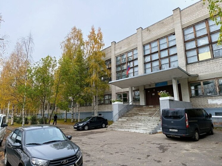 В Архангельске пострадавшей при нападении в колледже проводят операцию