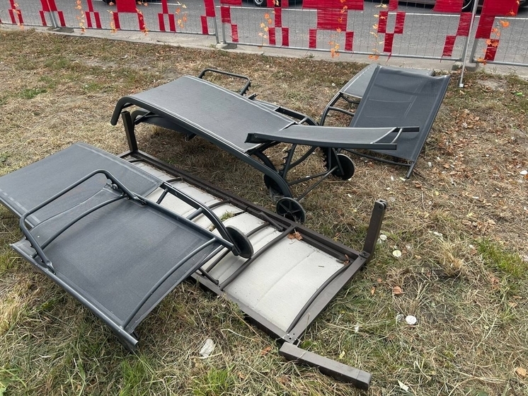 В центре Курска вандалы сломали несколько лежаков на Полугоре
