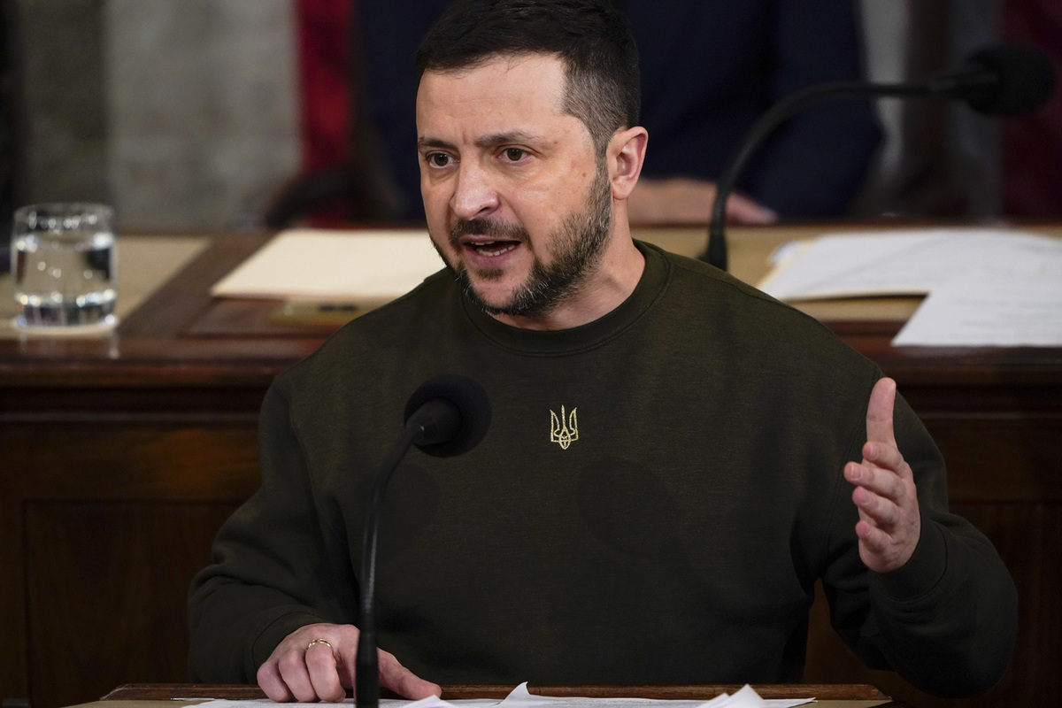 «Живёт в своём мире»: Зеленский оскорбил Лукашенко в ответ на предложение о мирном соглашении