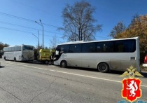 В Екатеринбурге днем 29 сентября возле дома № 124 на улице Селькоровской произошла авария с участием двух пассажирских автобусов