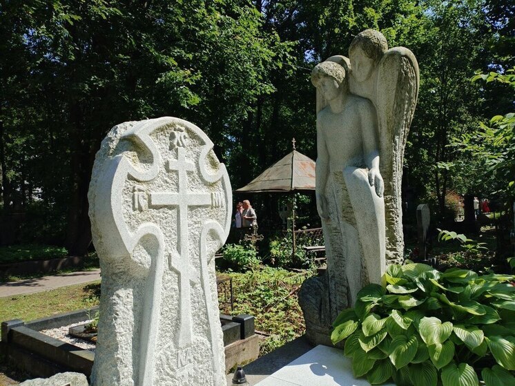 Петербуржцы судятся за «похищенное» захоронение предков на Богословском кладбище