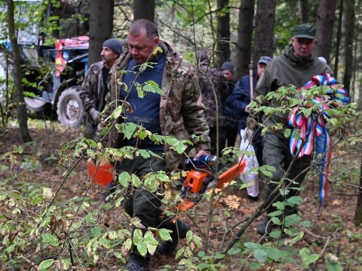 В Тарусском районе добровольцы заготавливают лес для бойцов СВО
