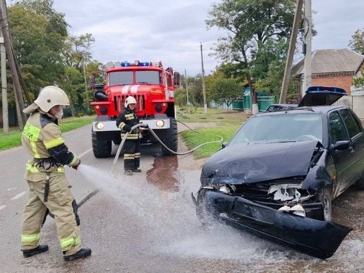 Огнеборцы Калмыкии ликвидировали последствия дорожной аварии