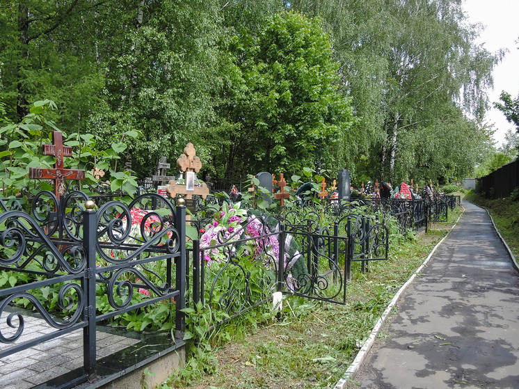На Богословском кладбище Петербурга выявлены случаи незаконного подхоронения людей