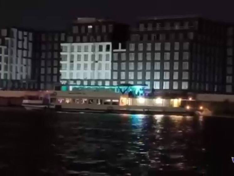 Транспортная полиция Петербурга остановила шумную аквадискотеку на Неве