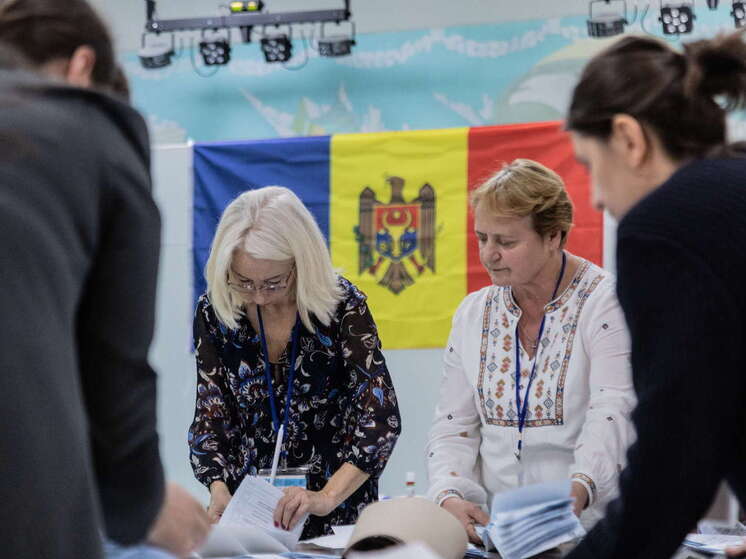 Захарова: ЕС вмешался в дела Молдавии и финансово шантажировал избирателей