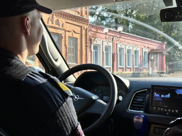 Вечером 29 сентября в отдел бийской полиции обратились две девушки с заявлением о краже ювелирного украшения. Незнакомец подбежал к подругам и сорвал золотую цепочку с одной из них. Правоохранители нашли злоумышленника — выяснилось, что в тот же день он еще и своровал деньги у другого горожанина.