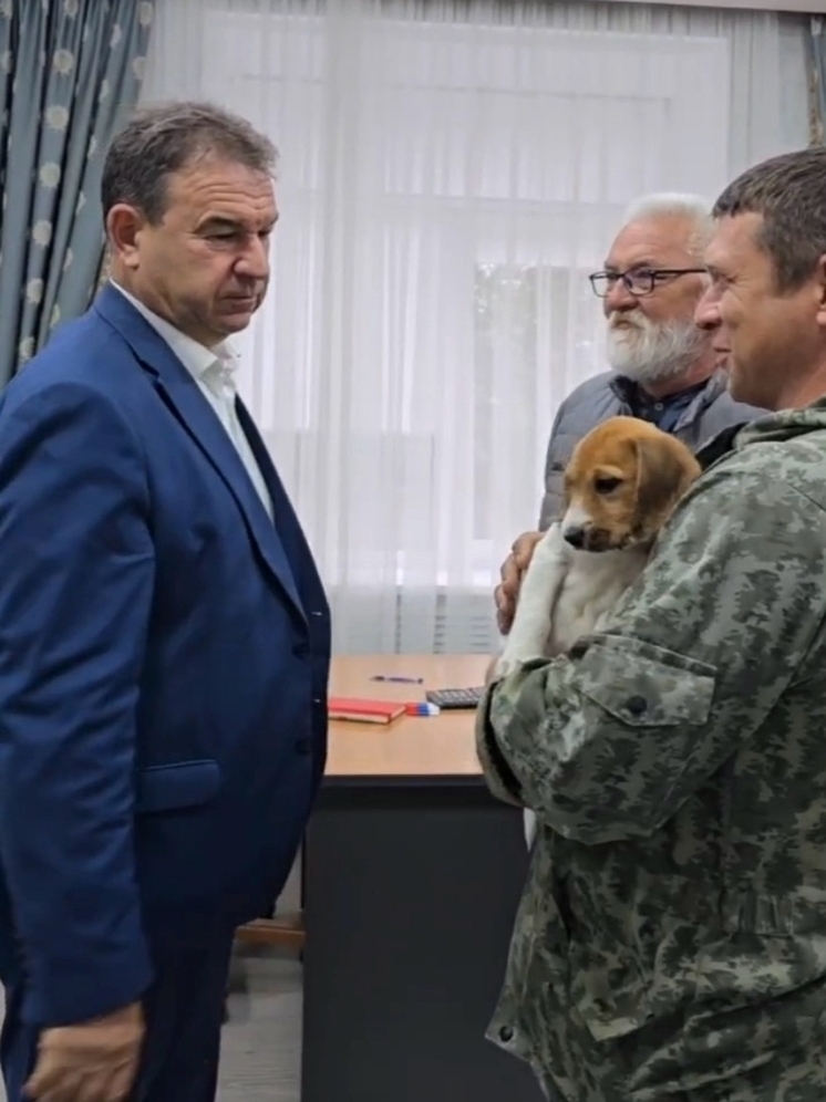 Главе Бабынинского района подарили собаку с передовой