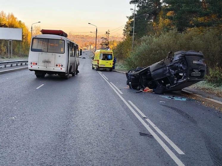 В Томске водитель Mitsubishi не уступил дорогу автобусу