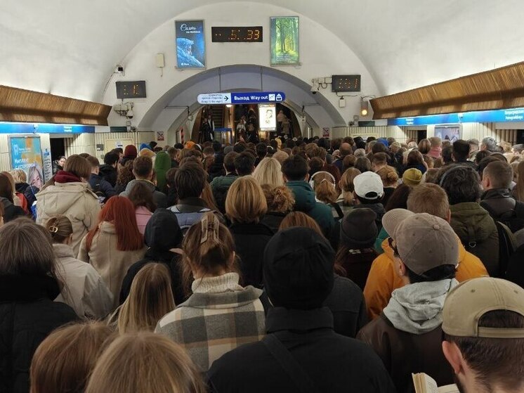 Петербуржцы заметили странности в работе «синей» ветки метро 30 сентября