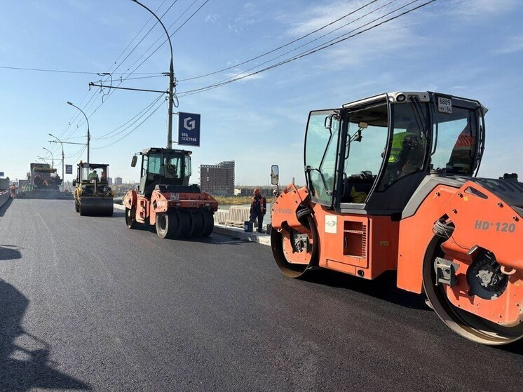 На Димитровском мосту завершили укладку асфальта на ремонтируемой полосе