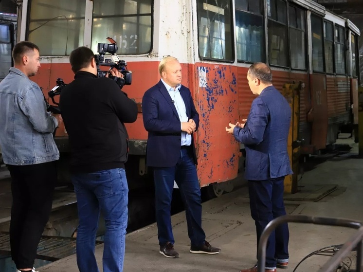 В Бийске по-прежнему сохраняется кризис городского электротранспорта: вагонов не хватает, инфраструктура изношена, а планы обновления парка откладываются на неопределенное время, сообщает «Бийский рабочий»