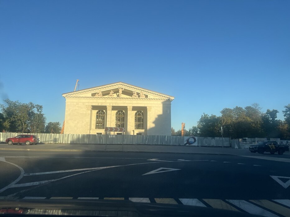 Восстановленный театр в Мариуполе