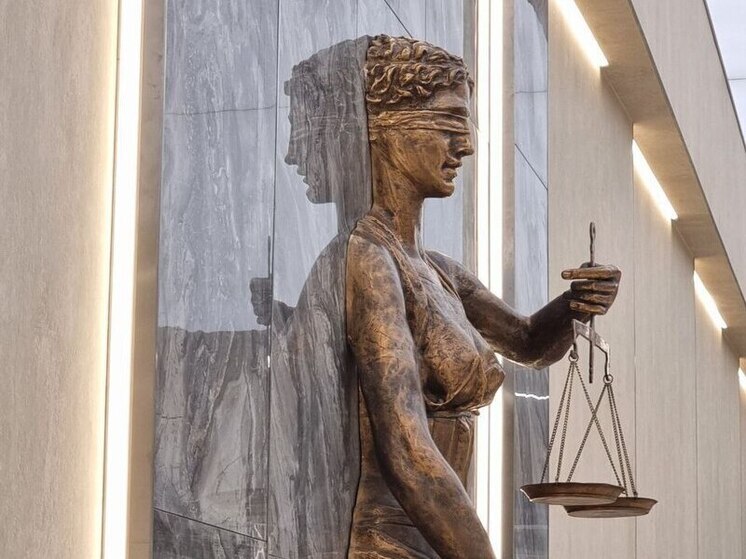 Суд Петербурга выписал штраф «маляру» за порчу знамени Победы