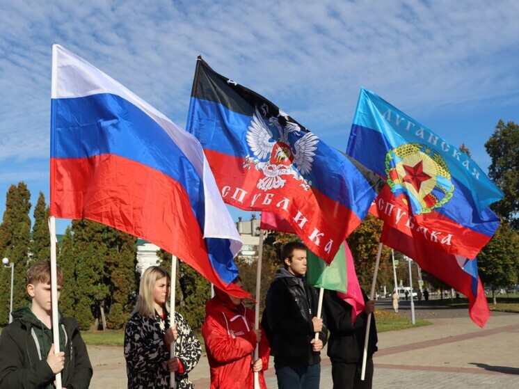 День воссоединения молодые костромичи отметили флеш-мобом на площади Мира