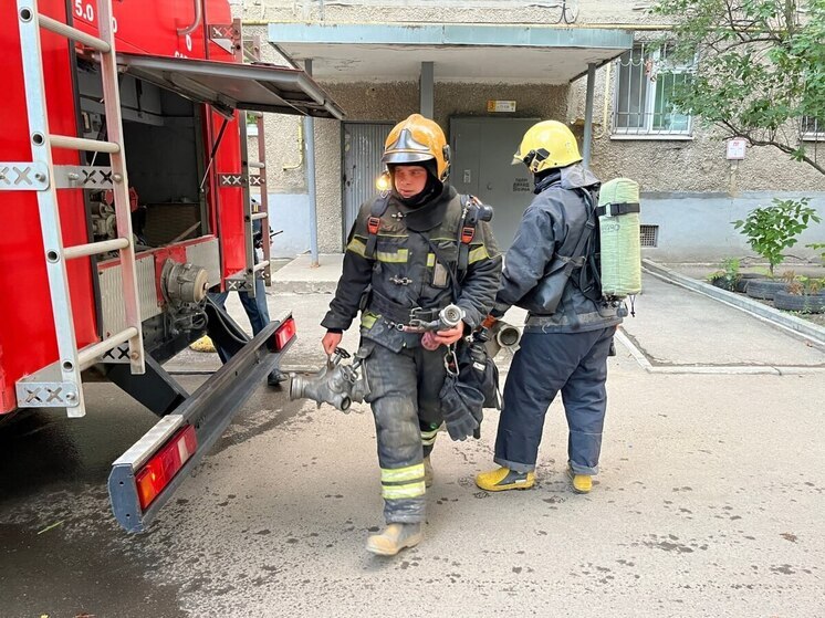 В Энгельсе около ТЦ "Лазурный" полыхает огромный пожар