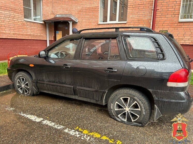 В Тверской области мужчина проколол покрышки обидчика, а после узнал, что машина принадлежит другому