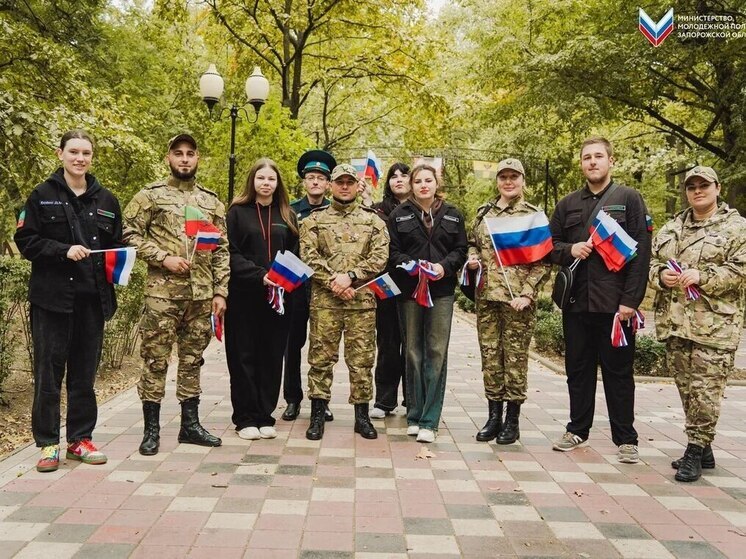 Мелитополь отметил День воссоединения  Запорожья с Россией раздачей российских флагов и ленточек