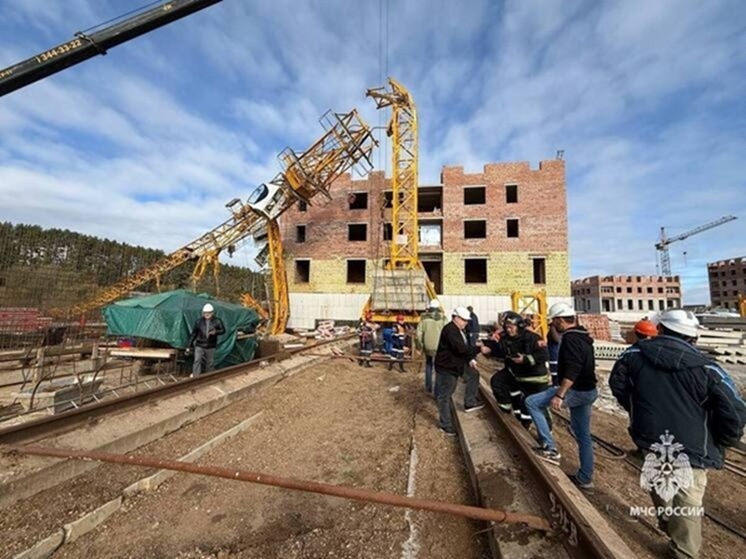 Пять человек пострадали при падении башенного крана на стройке в Башкирии