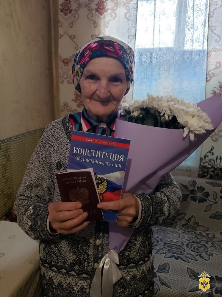 Российский паспорт вручили 85-летней жительнице Херсонской области