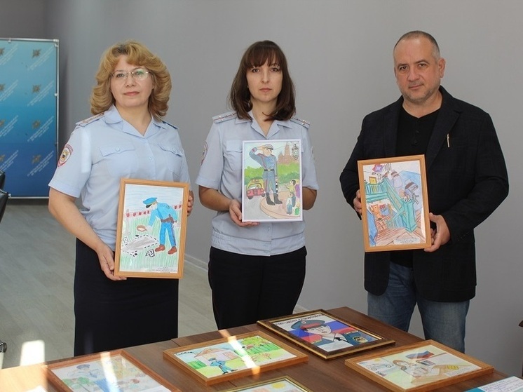 Серпуховские полицейские выбрали лучшие детские рисунки о своей работе