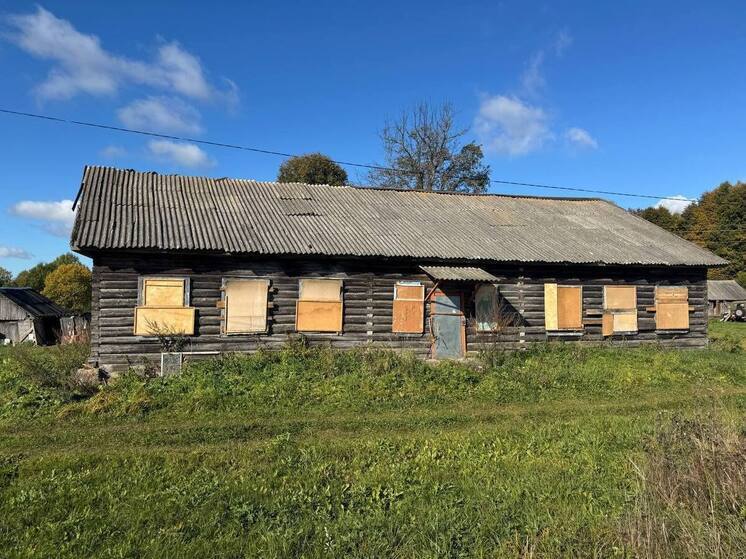 Прокуратура ограничила доступ к бревенчатой заброшке в Мосальском районе