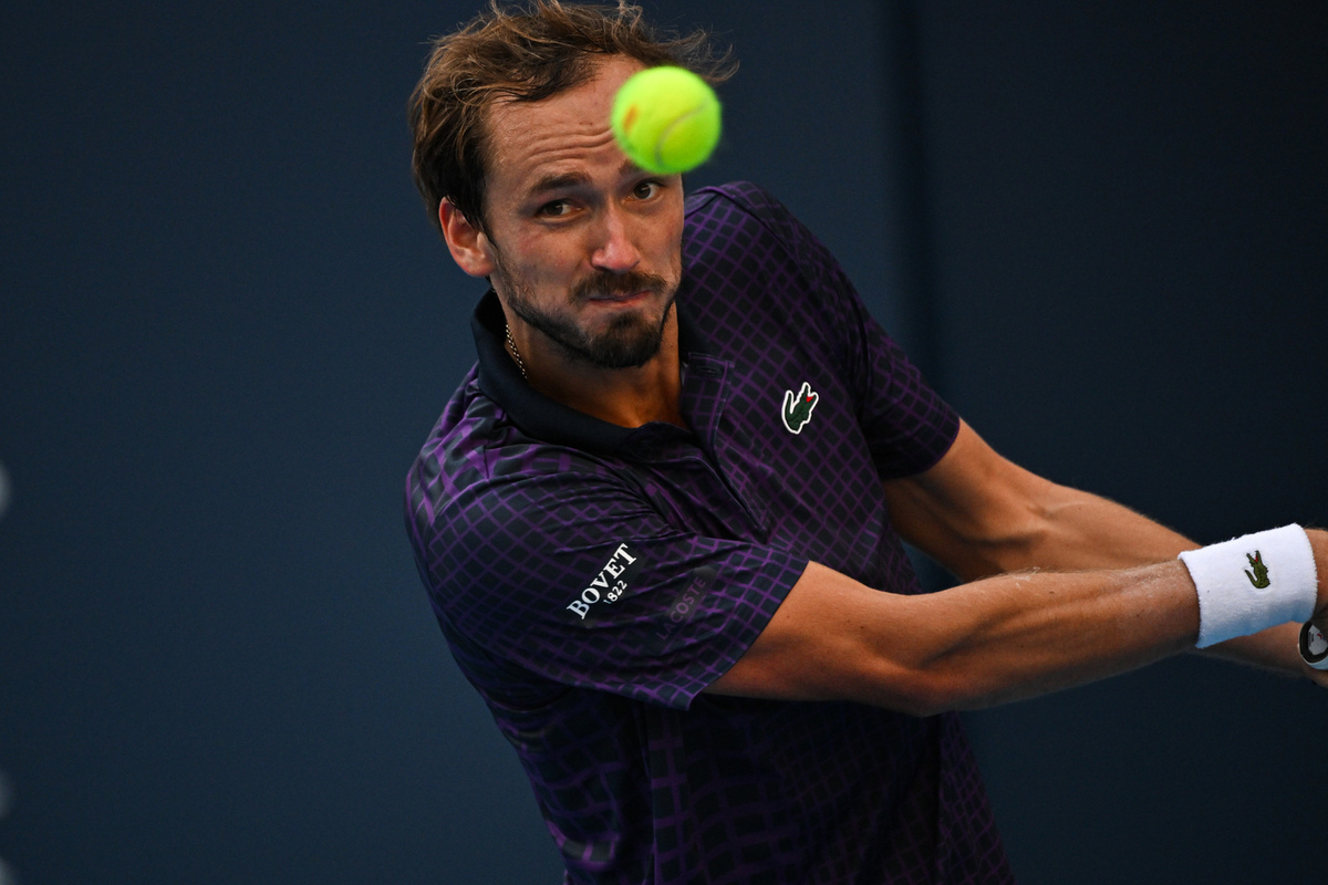 Россиянин снялся по ходу матча против 52-й ракетки мира