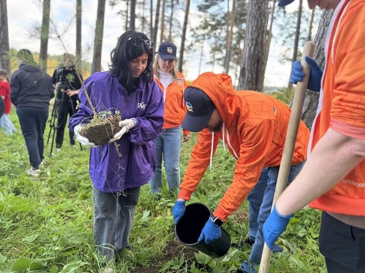 В Екатеринбурге высадили рощу и аллею