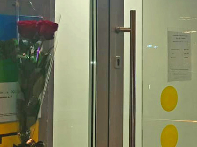 У входа в отделение банка — алые розы: москвичи оплакивают жертву кровавого нападения