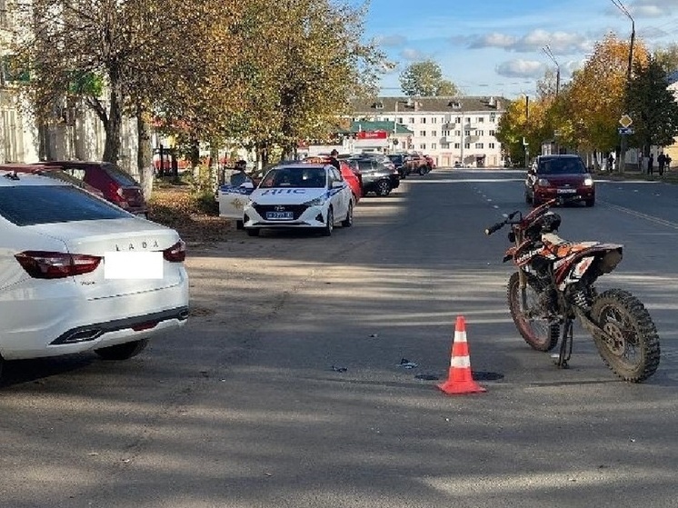 В Ивановской области юноша на автомобиле сбил с дороги парня на мотоцикле