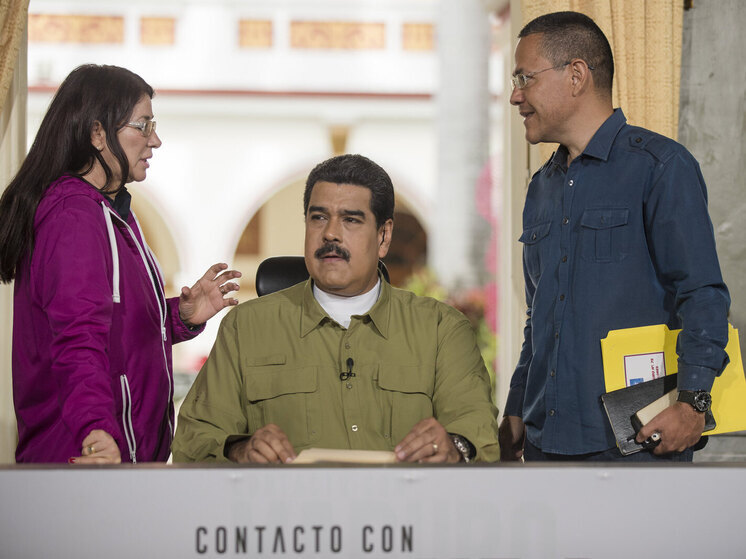 США усиливают военное давление для смещения президента Венесуэлы