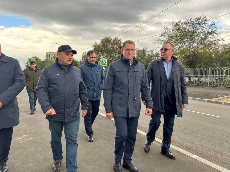В столице Бурятии завершается дорожно-ремонтная кампания. На эту дату восемь участков сдаются в эксплуатацию. Еще два находятся на завершающей стадии — их готовность превышает 90%. Обо всем  подробнее — в нашем материале.  