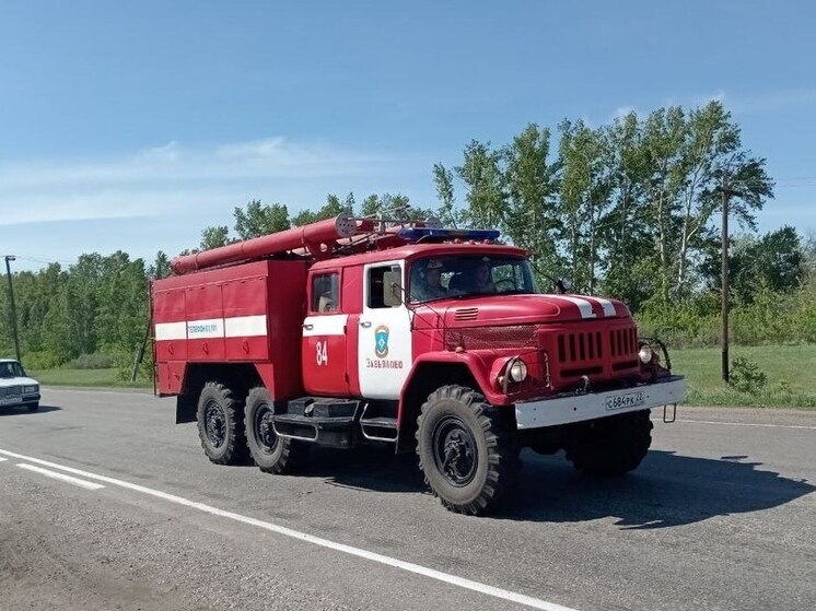 Из-за неосторожного обращения с огнем в алтайском селе вспыхнула теплица