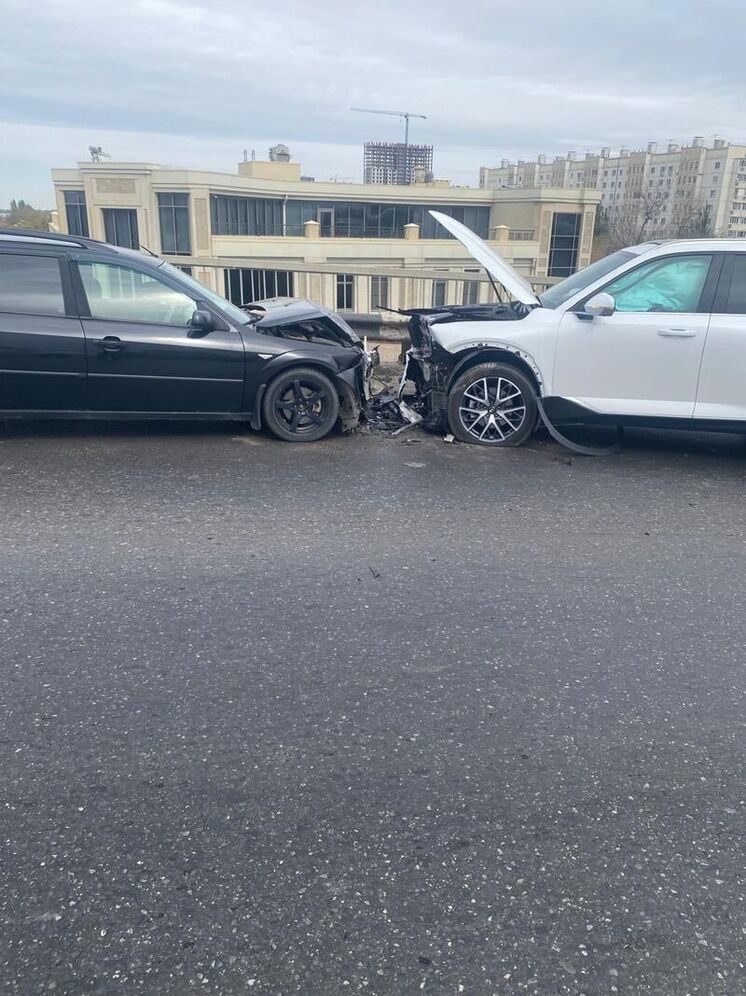 В Астрахани водитель поймал занос и столкнулся с другим авто, есть пострадавшие