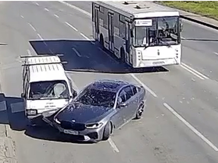В Новосибирске столкнулись BMW и микроавтобус
