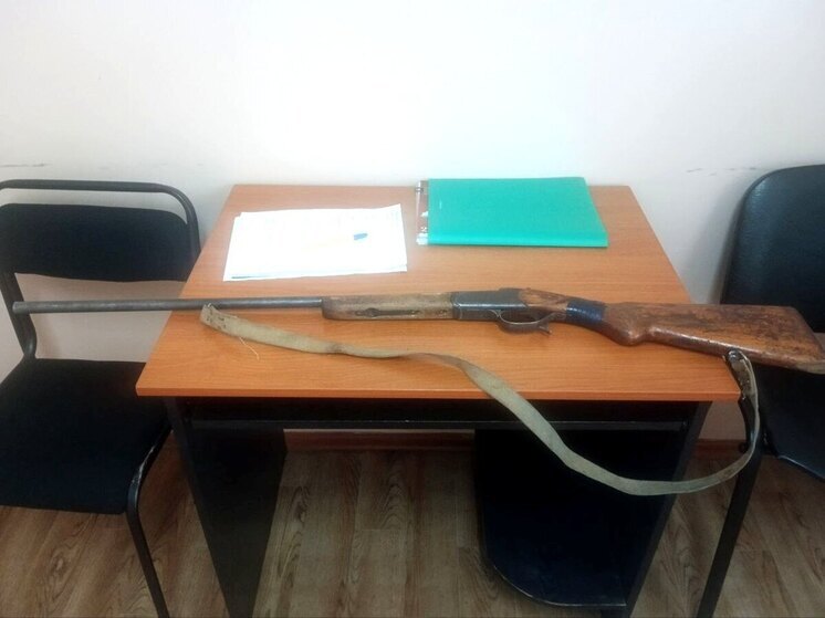 В Бурятии сельчанин добровольно сдал найденное в подполье оружие