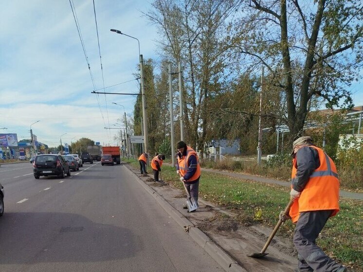Более 100 специалистов наводят порядок на улицах Курска