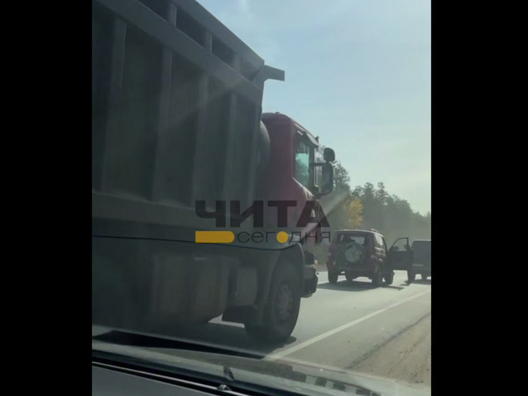 Пробка образовалась на Объездном шоссе в Чите из-за ДТП с самосвалом