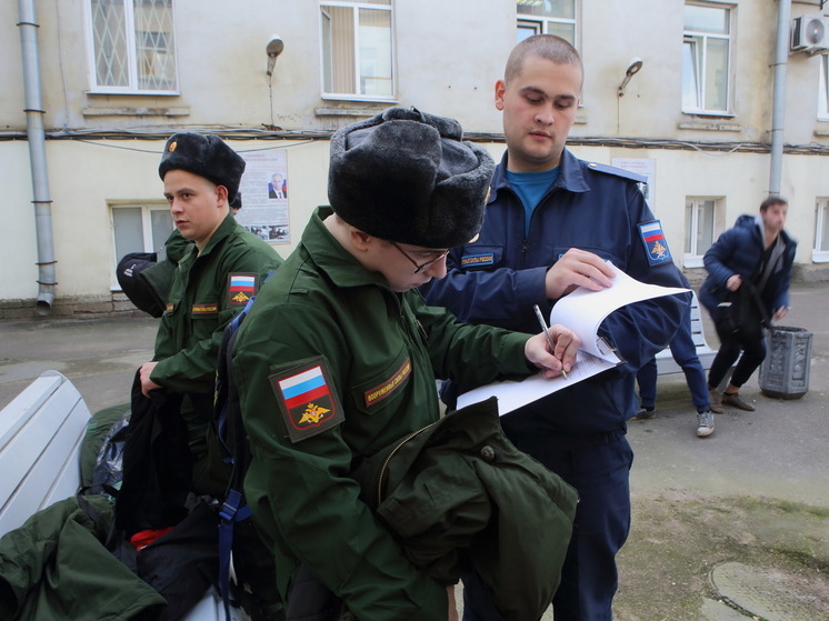 Военкоматы Московского округа планируют призвать осенью более 30 тысяч срочников