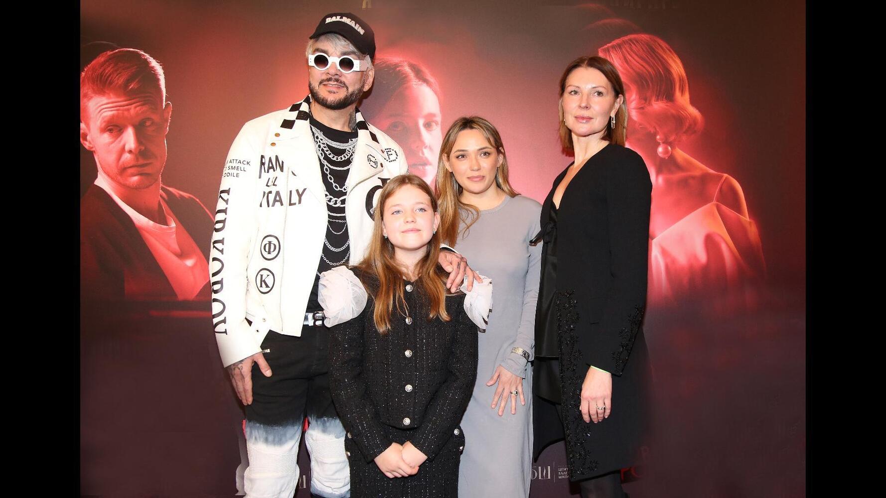 Филипп Киркоров в окружении гостей