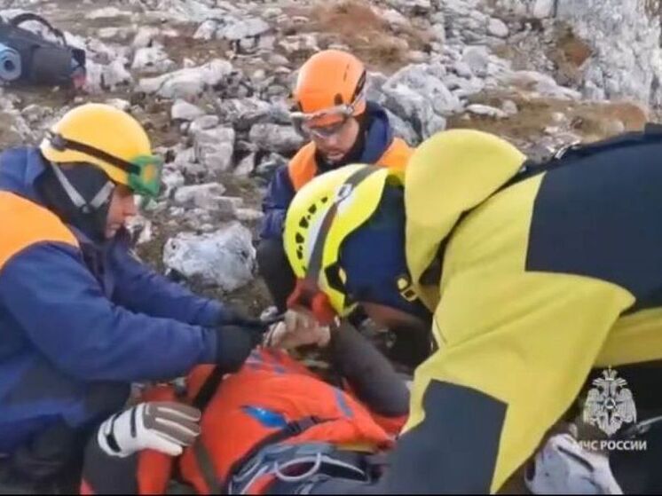 Спасатели МСЧ эвакуировали с горы Фишт травмированного и погибшего альпинистов