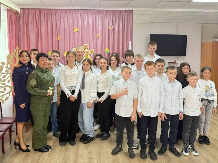 Запорожские следователи поздравили детей из центра реабилитации с Днем воссоединения с Россией
