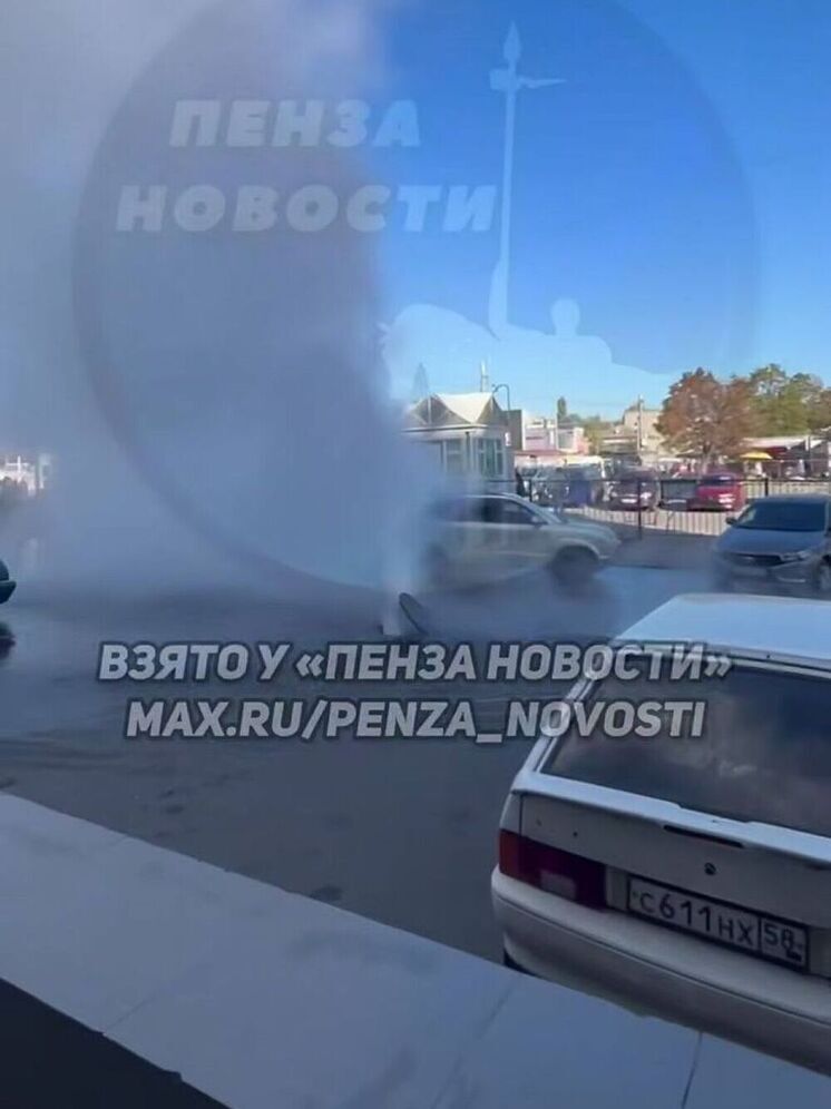 В Пензе у ЦУМа произошёл прорыв трубы с кипятком