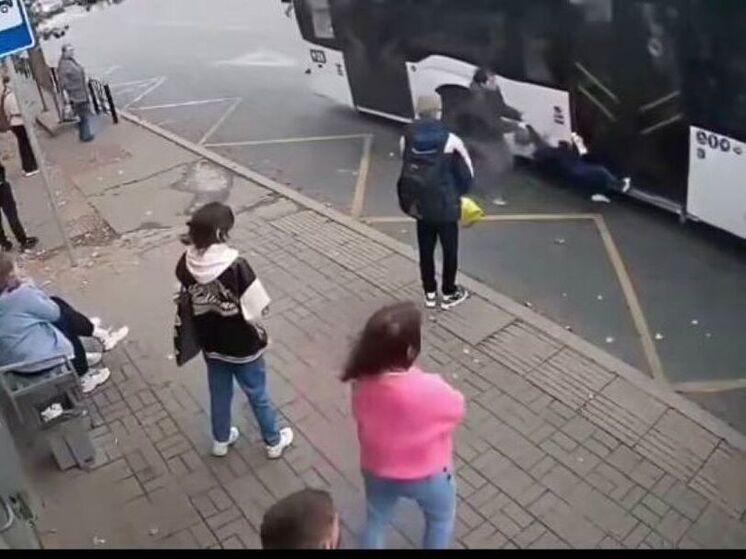 В Омске автобус зажал ногу мальчика и протащил его по асфальту