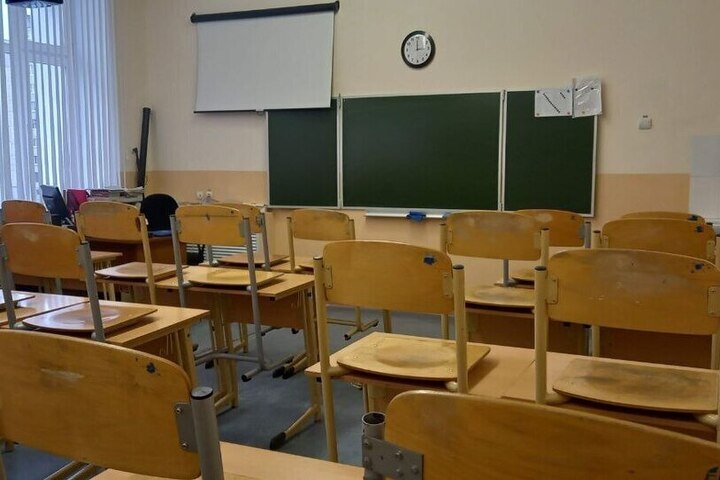 В Госдуме предложили перенести начало уроков в школах на девять утра