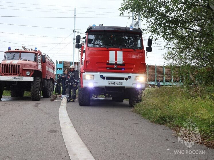 Полыхающая баня «подожгла» гараж и едва не уничтожила жилой дом в Великом Новгороде